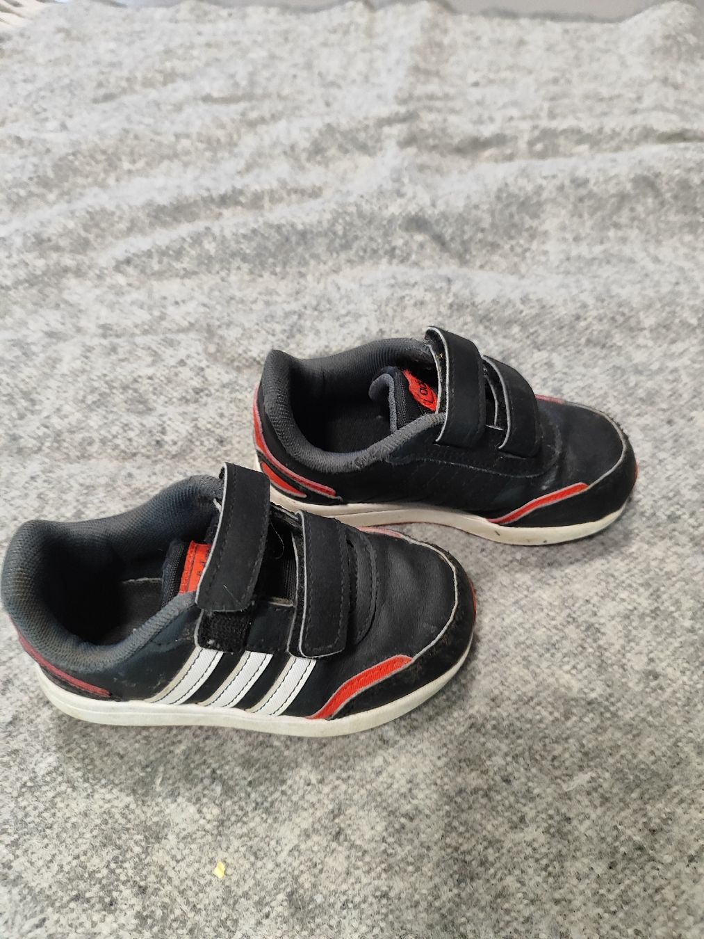 Adidas Scarpe per ragazzi: Adidas Sneaker schwarz Grösse 24 – Usato da Murten venduto da NathalieBruderermlnb 2