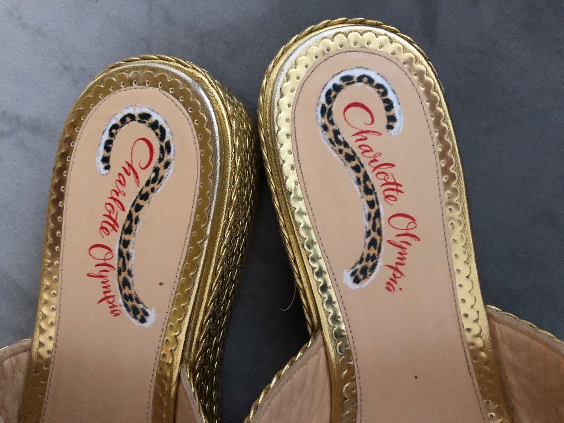 Charlotte Olympia Scarpe da donna: Charlotte Olympia Sandalen – Usato da St. Moritz venduto da Capricorn88