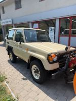Toyota Land-Cruiser mit Schneepflug