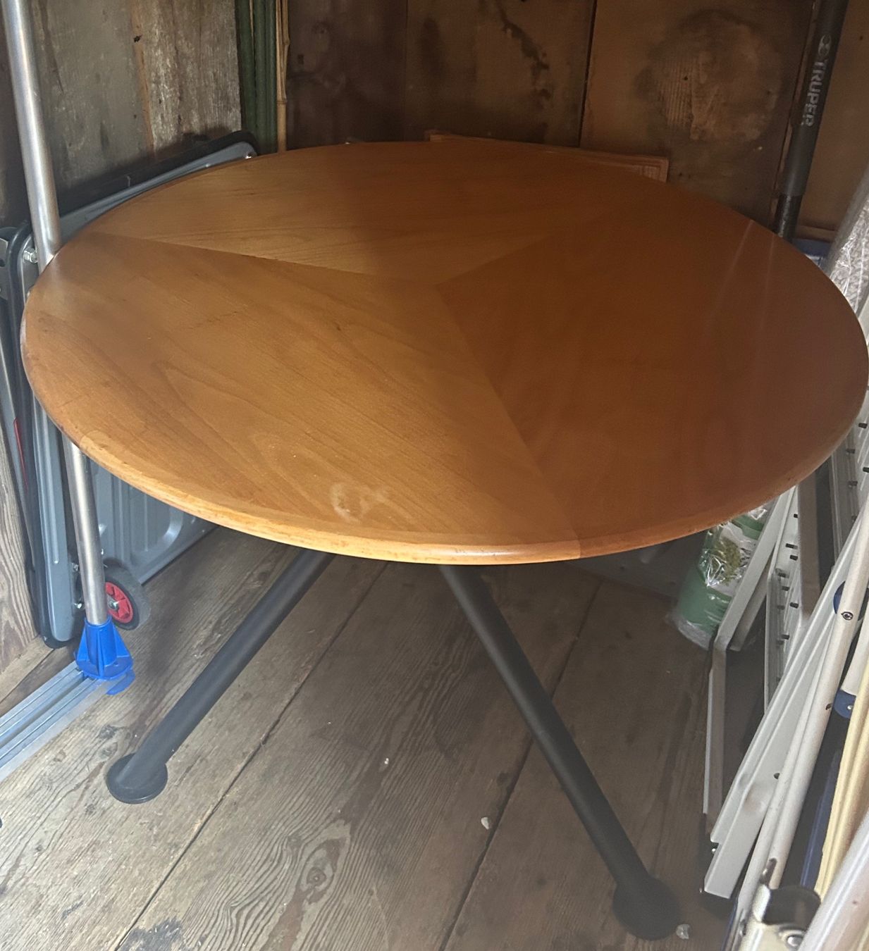 Set di tavolo e panche: Tisch mit 2 Stühlen – Usato da Spiez venduto da Seatleon3