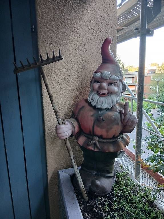 Figurines: XXL-Gartenzwerg mit Harke – D'occasion à Langnau am Albis par Alhambra1976