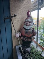 XXL-Gartenzwerg mit Harke