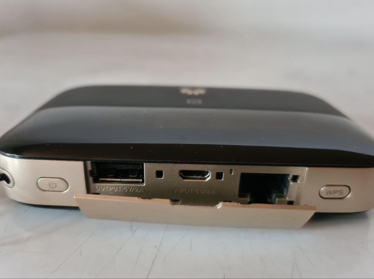 Huawei Modem & Router: Huawei Mobile WLAN Router and WIFI (CAT6, 6400 mAh) – Usato da Basel venduto da pen_76gq 1