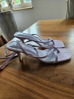 Lilla Sandalen mit dünnen Riemchen, perfekt für den Sommer!