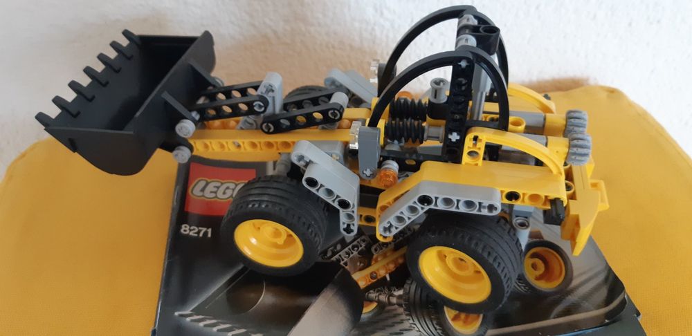 Lego Jouets: LEGO-Technic Bagger gross (8271) – D'occasion à Stettlen par Sonnenschein98