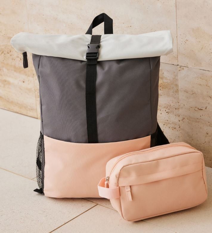 Rucksäcke: Rucksack mit Kosmetiktasche – Neu und originalverpackt aus Langenbruck von Gumsi