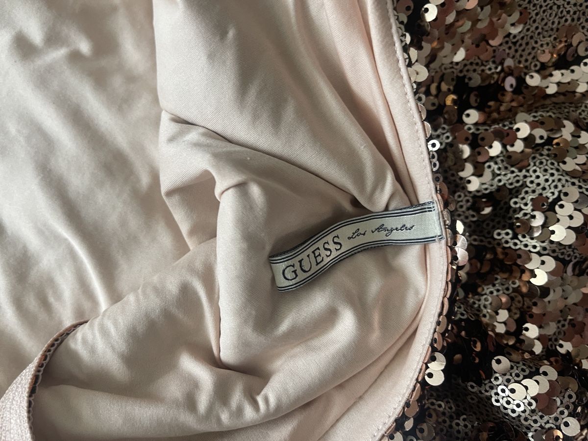 Guess Top: Pailletten Oberteil von Guess – Nuovo (secondo la descrizione) da Uzwil venduto da noe_9f9c 4