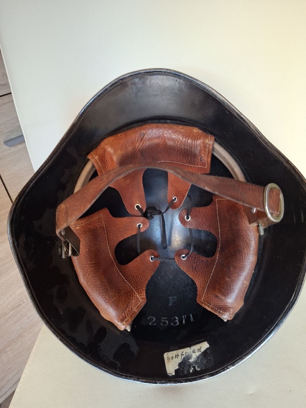 Schweizer Armee Uniformi & Effetti personali: Antiker Schweizer Feuerwehr Stahlhelm – Usato da Schwanden Sigrisw venduto da len_9yqg 2