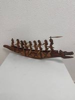 Handgeschnitztes Holzboot mit Ruderfiguren