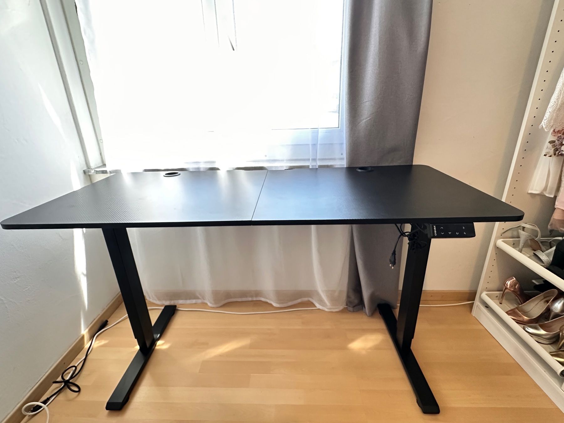 Ikea Scrivanie: Höhenverstellbarer Schreibtisch – Usato da Pfäffikon ZH venduto da gha_p8n7