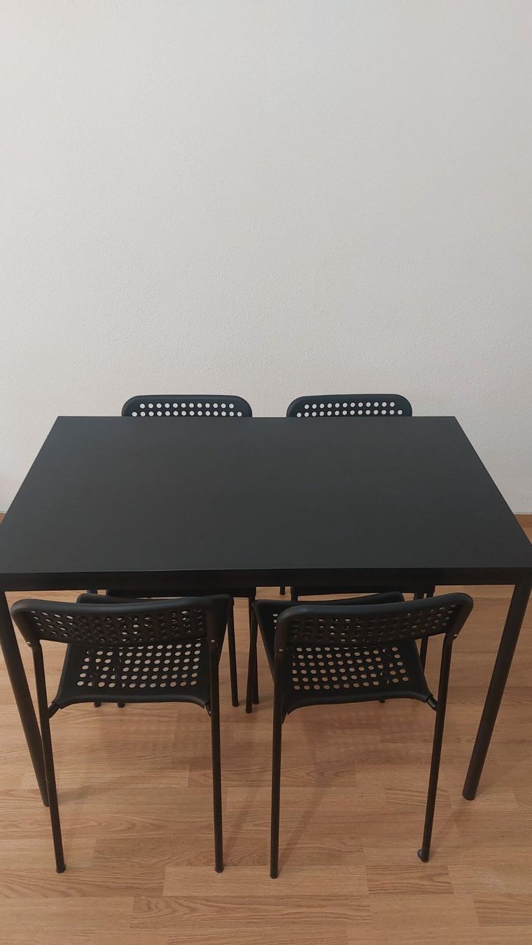 Ikea Tischset: Black table with 4 black chairs – Gebraucht aus Zürich von Ely93.