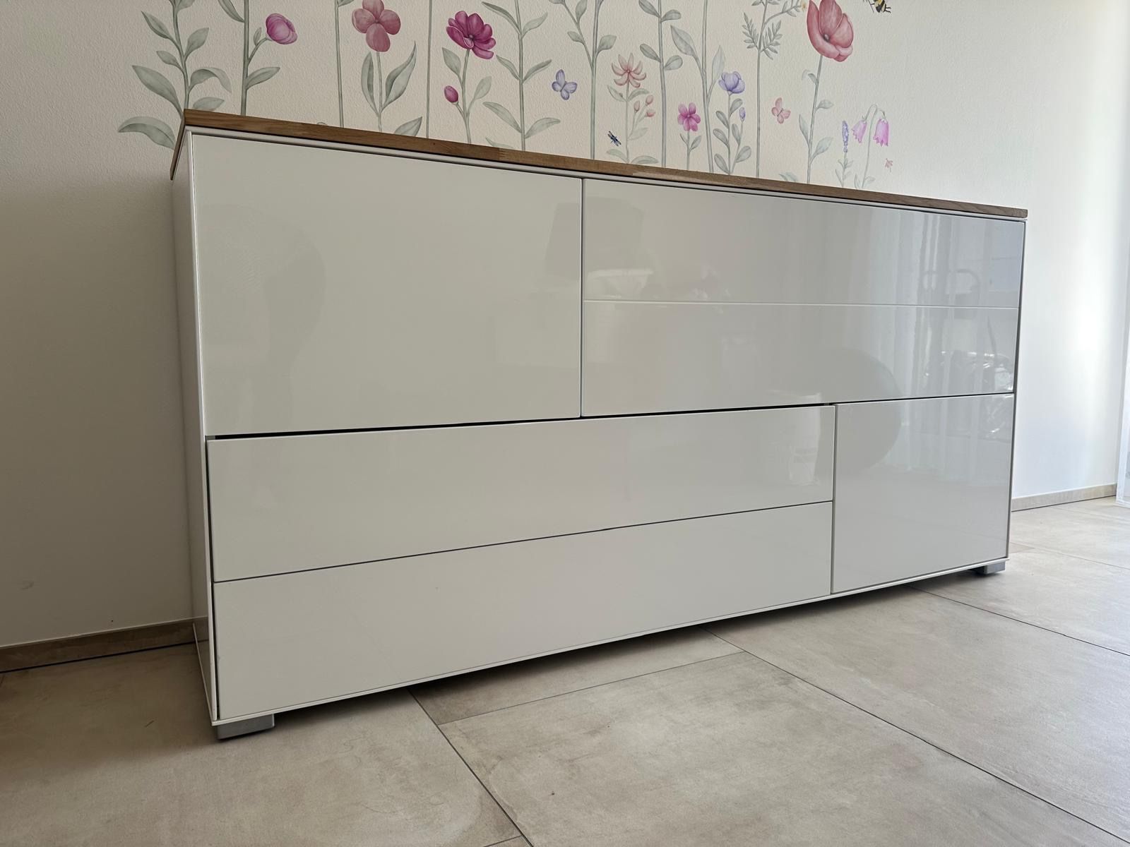 Livique Cassettiere: Sideboard weiss mit Eichen-Holzplatte, guter Zustand – Usato da Lachen SZ venduto da Luxolino 1