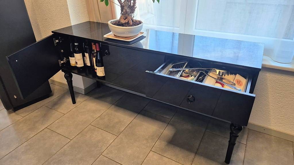 Credenze: Buffet bas noir laqué/brillant. Prix à discuter. – Usato da La Chaux-de-Fonds venduto da danydeneuch 1