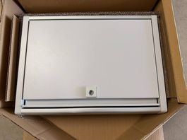 Gehäuse zum Einbau mit Klapplade für Tastatur und Maus