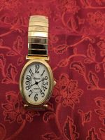 Armbanduhr Equinox goldfarben oval Quartz getragener Zustand