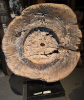 Galerie-Holzskulptur „Soleil“ auf Sockel – Art & Gallery Spi