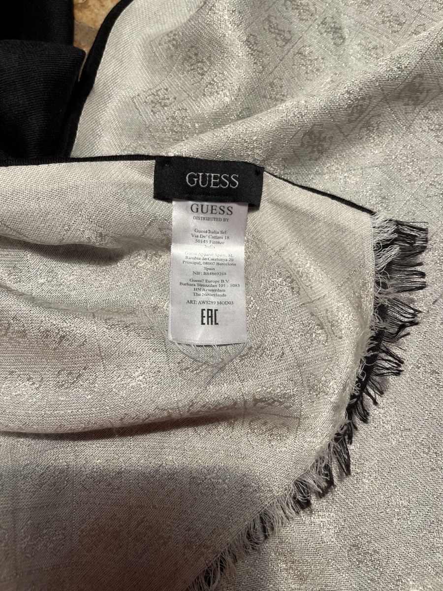 Guess Foulard & Sciarpe: Guess Scialle grande-doppio con logo – Nuovo (secondo la descrizione) da Gordevio venduto da LanaZimm 9