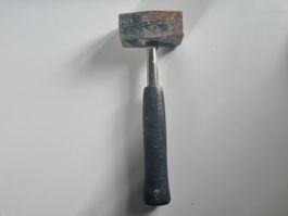 Massette avec manche en caoutchouc, 1 kg, en bon état.