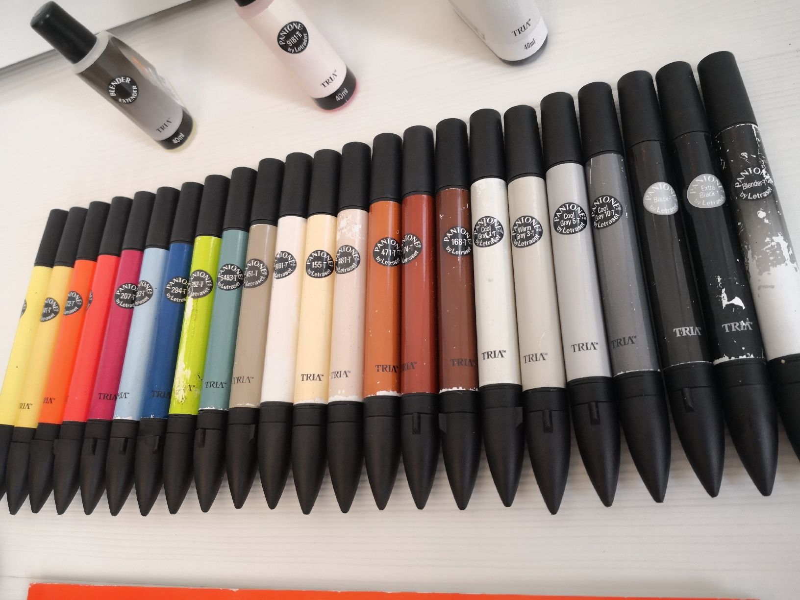 Farben: 33 STK: PANTONE-STIFTEN SET MIT ZEICHENBLOCK & CO. – Gebraucht aus Olten von Naja-Twins-Twins 3
