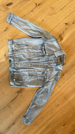 Gut erhaltene Jeansjacke im Used-Look