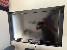 Haier Fernseher mit Wandhalterung.