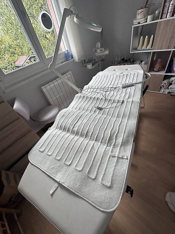 Lettini & sedie per cosmetici: Table de massage électrique  – Usato da Penthaz venduto da Oceane40 1