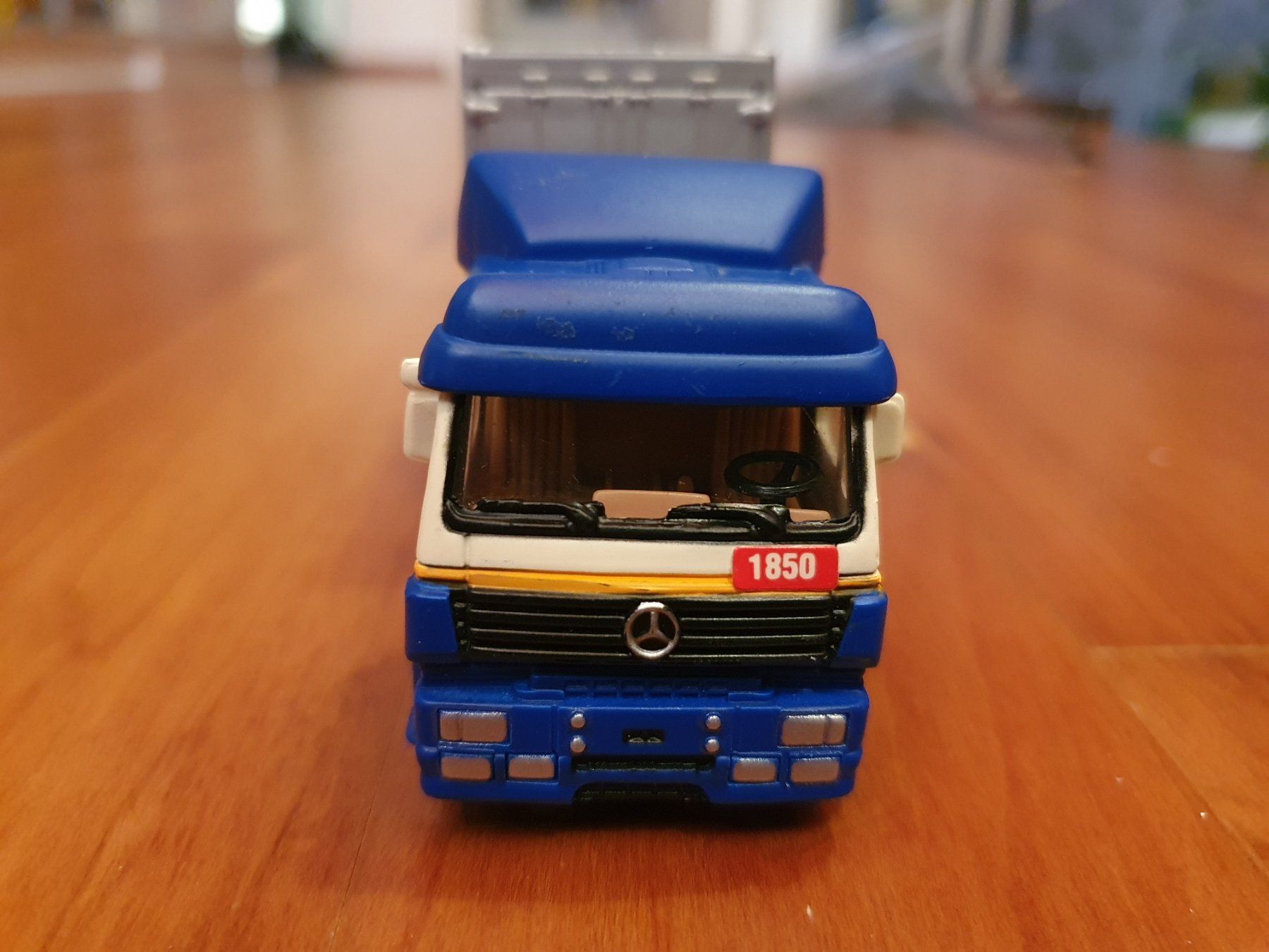 Mercedes-Benz Modellautos: Mercedes Benz Container Sattelzug 1:64 – Gebraucht aus Triesen von platzproblem1 3