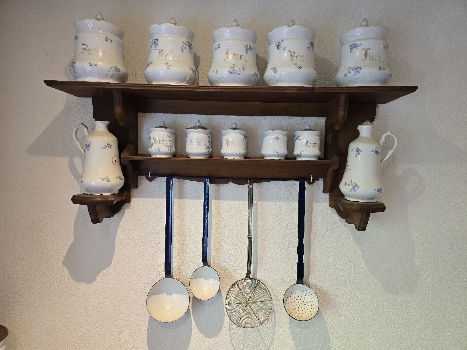 Cucine complete: Antikes Küchenensemble mit Töpfen und Schöpfkellen Emaille  – Usato da Kestenholz venduto da _Nostalgia_ 9