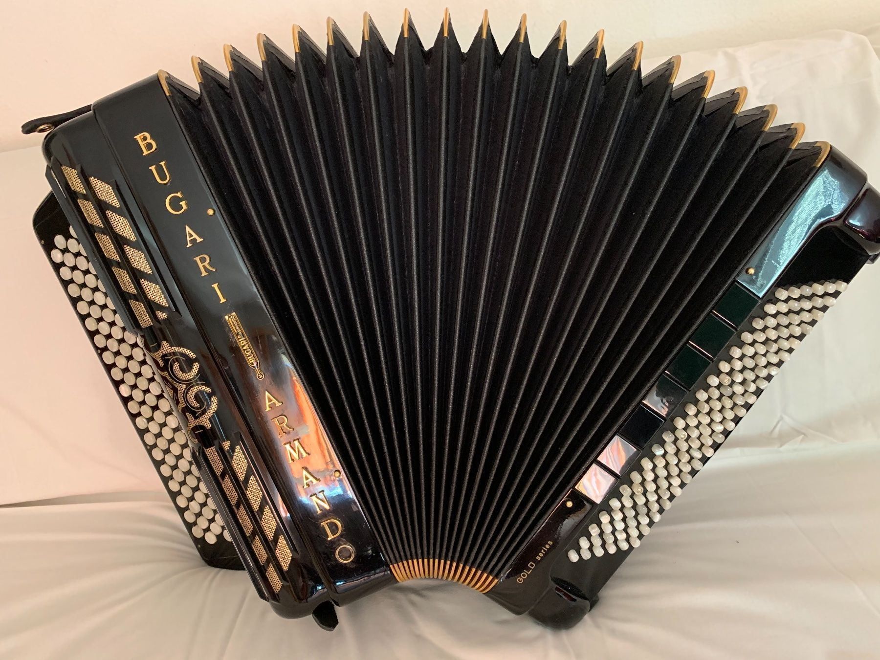 Strumenti musicali: Akkordeon Bugari Armando Gold Series – Usato da Zürich venduto da Olimpied 6