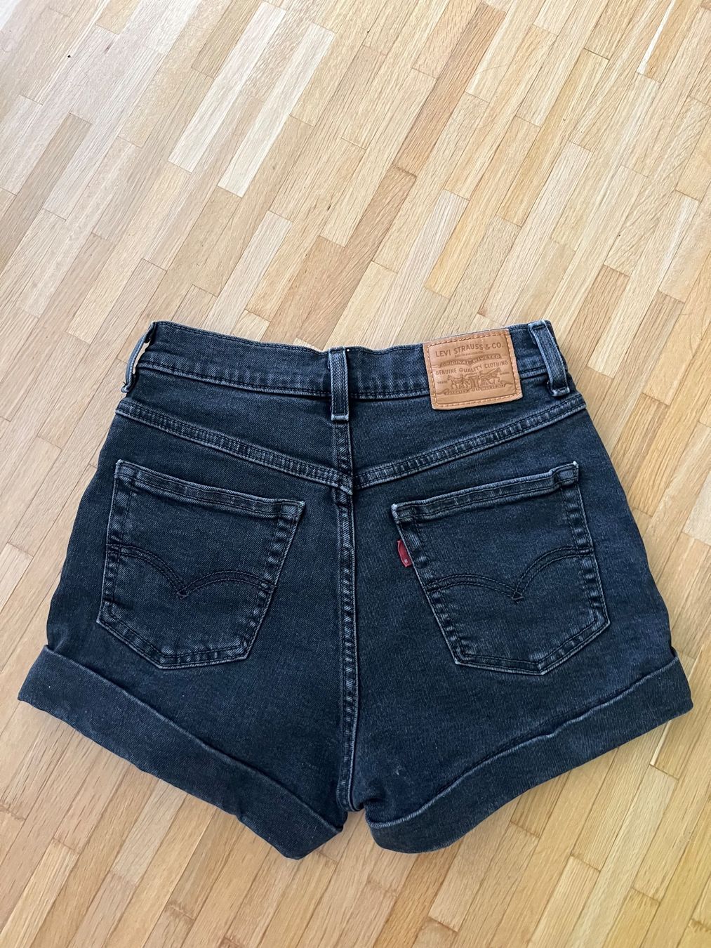 Levi's Jeans: Levi's Shorts 24 – Usato da Zürich venduto da chi_bp5m 1
