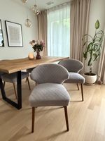 4 Stühle in grau, Füsse Walnuss