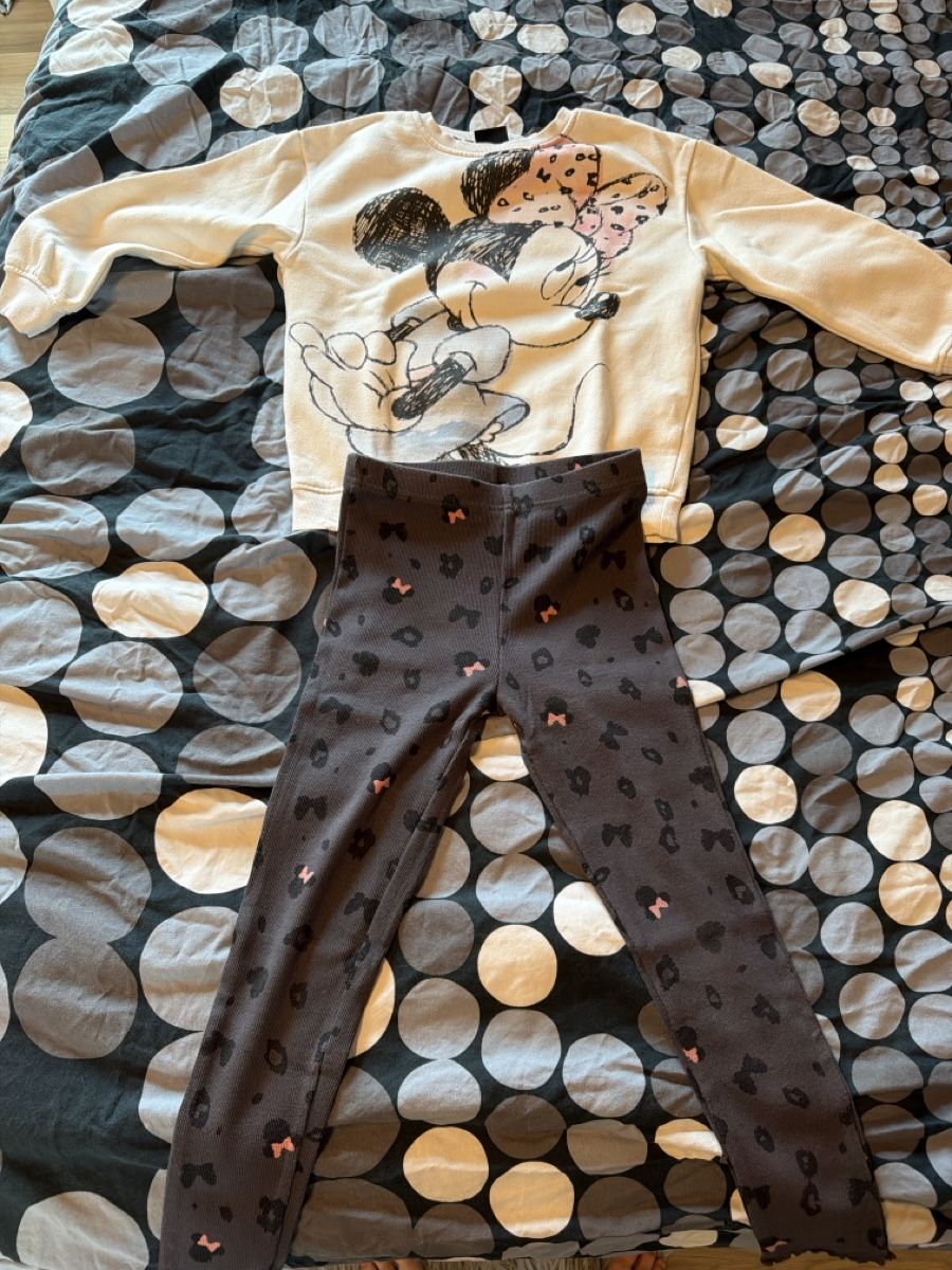 Strümpfe & Strumpfhosen: Minnie Maus Pullover und Leggings Grösse 122 gebraucht – Gebraucht aus Wolfwil von net_cg5m