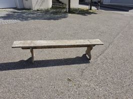 Alte Holzbank rustikal mit Gebrauchsspuren
