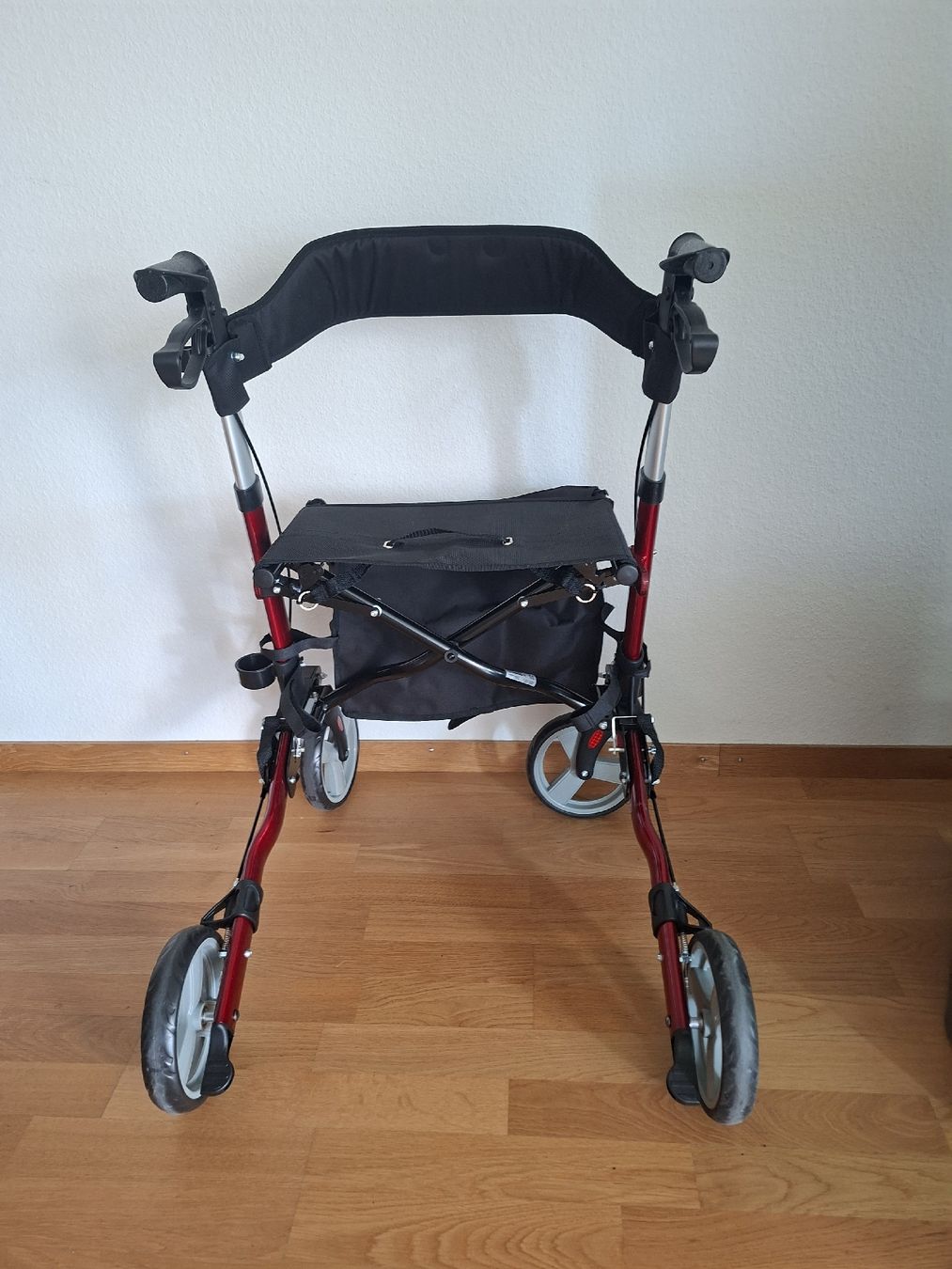 Gehhilfen: neuwertiger Rollator Leichtgewicht – Neu (gemäss Beschreibung) aus Jegenstorf von Bergeran