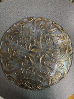 Dekorativer Glasteller mit goldenem Motiv