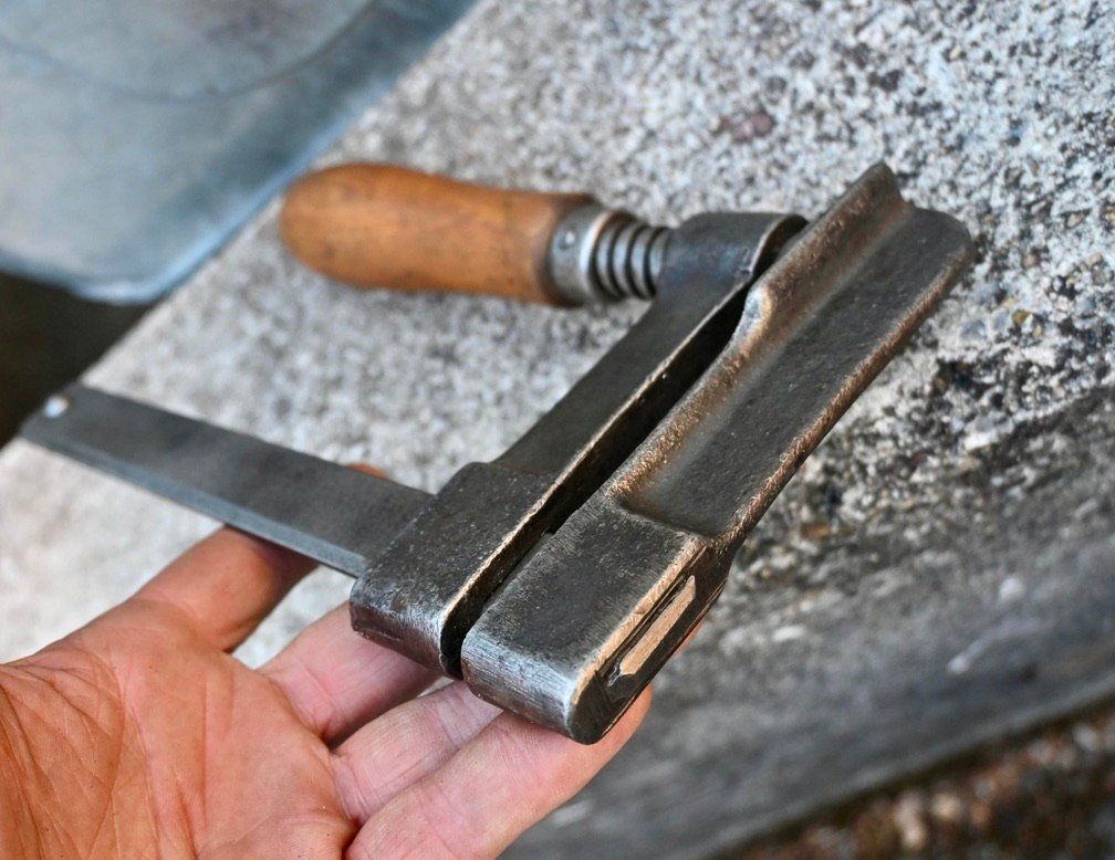 Tutti gli attrezzi: alte Schraubzwinge / Parallelzwinge mit Holzgriff B 14cm – Usato da Pfaffhausen venduto da mono_rec 6