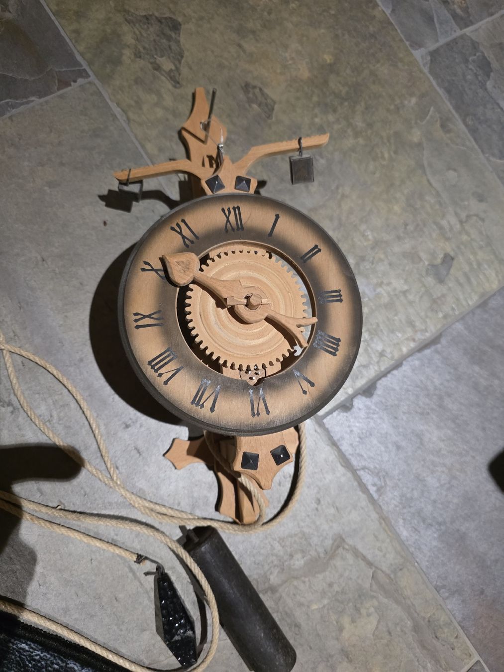 Montres: 3 Selbstgeschnitzte Holz-Wanduhren – D'occasion à Oberterzen par PONGOS 2