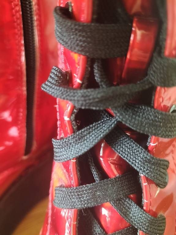 Chaussures femmes: Bottines plateforme rouge brillant à reflets – D'occasion à Vevey par fra_fs8w 2