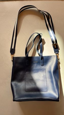 Sac Milano bleu marine, en bon état 