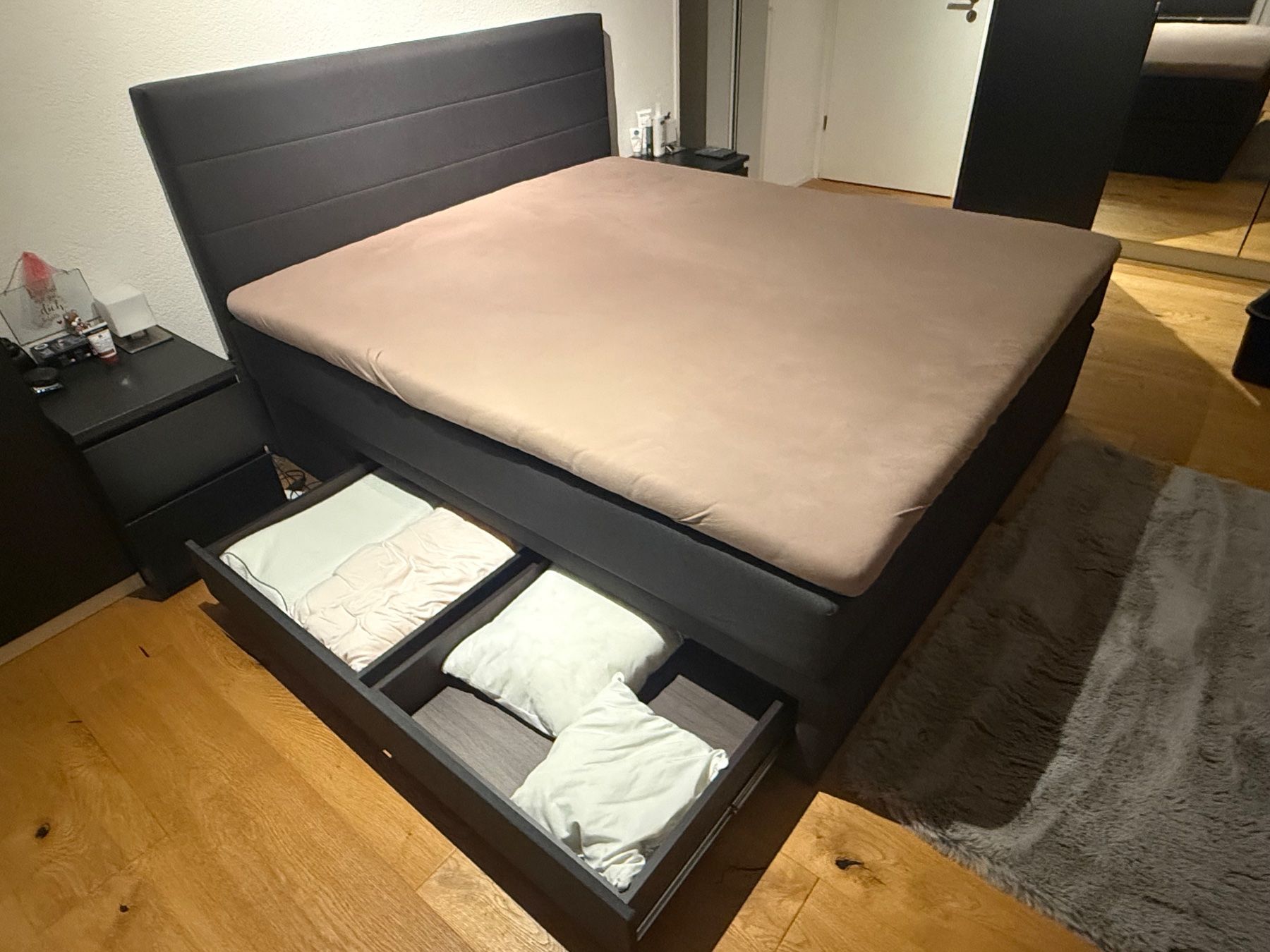 Betten: Boxspringbett 180x210 cm – Anthrazit mit Schubladen – Gebraucht aus Saland von newalphabet