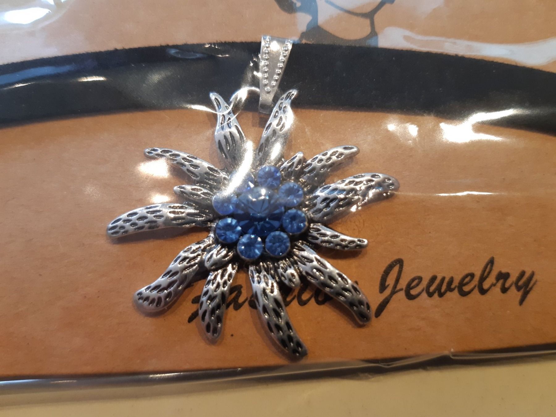 Pendentifs: Kropfband edelweiss blau Schwingfest – Neuf avec emballage d'origine à Ibach par chaemilochhobbygarte