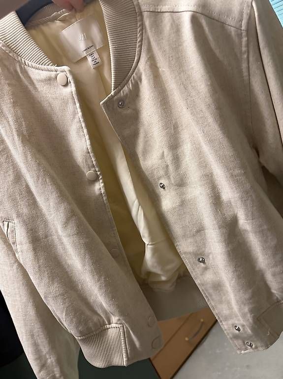 Jacken: H&M LINEN BLEND BOMBERJACKE – Gebraucht aus Märstetten von sha_9p7c 4