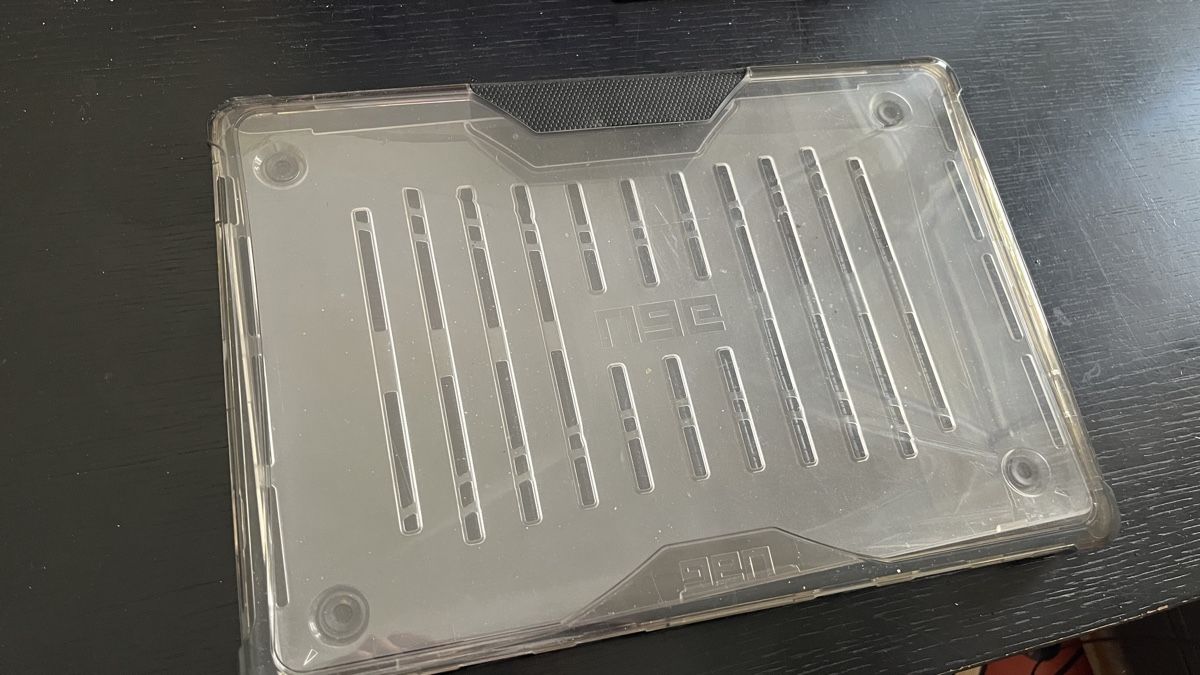 Apple Covers & Borse: UAG Macbook Case 16" Schutzhülle – Usato da Zürich venduto da Scrambler74 1