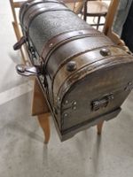 Schatz Truhe mit Lederriemen und Zierprägung 