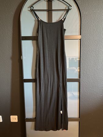 Sommerliches, schwarzes Kleid mit Schlitz, Grösse S.