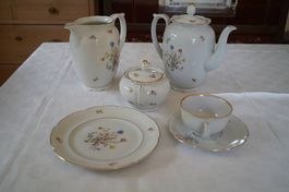 Porzellan - Kaffee-Service mit Blumendekor