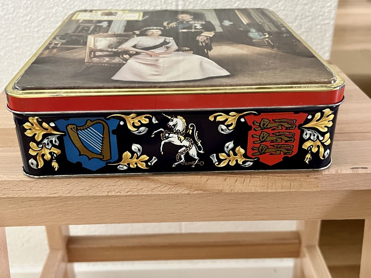 Dosen: Queen Elizabeth II Blechdose – Gebraucht aus Bern von RussianDoll 2