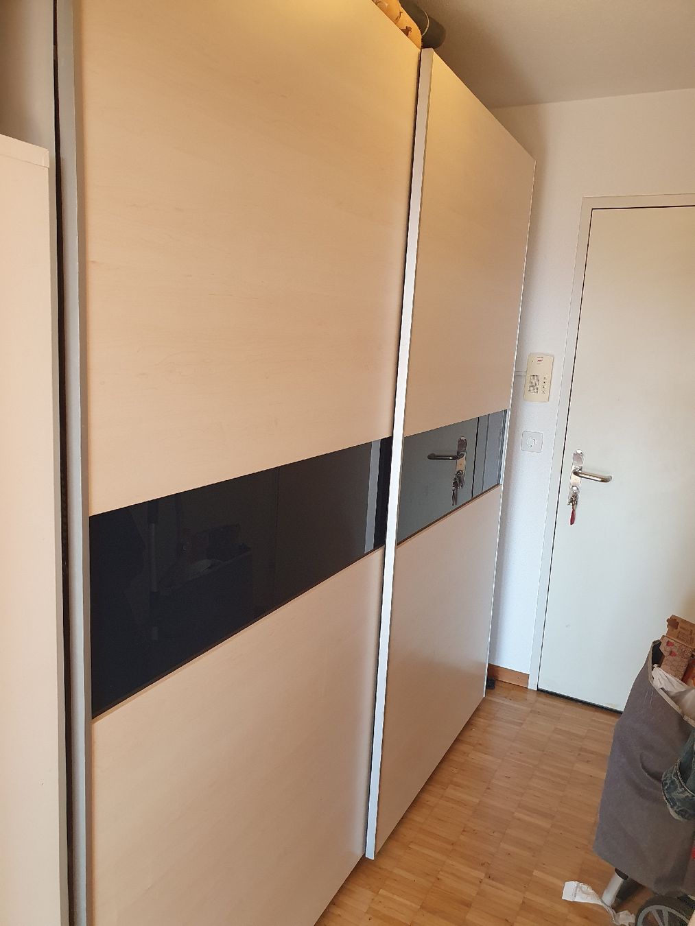 Garderobe: Der schrank hat grossebschade bei rechts zeit. – Gebraucht aus Wädenswil von Solovelove