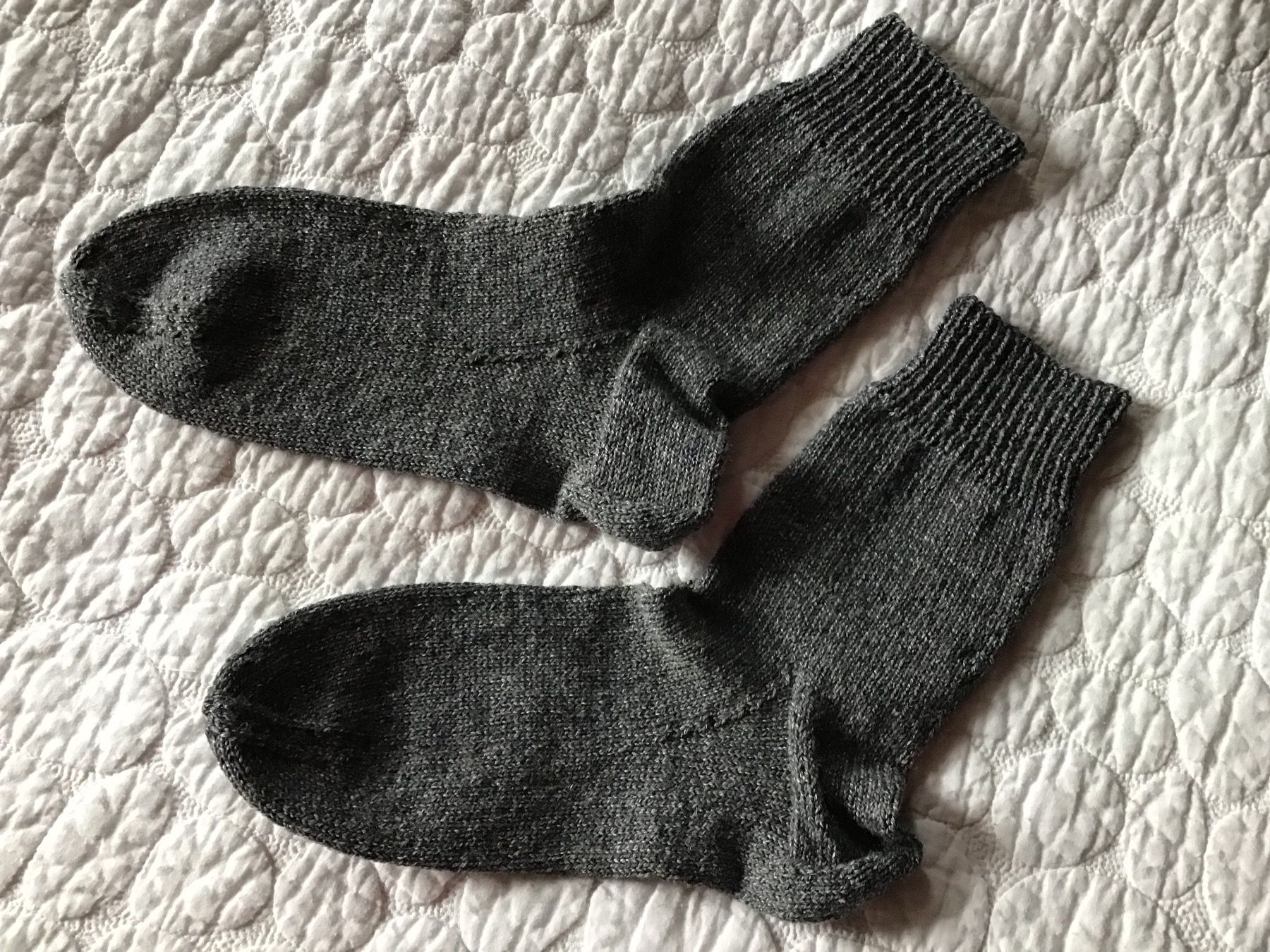 Socken: Dunkelgraue Socken - handgestrickt – Neu (gemäss Beschreibung) aus Weggis von Tupferl