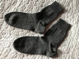 Dunkelgraue Socken - handgestrickt